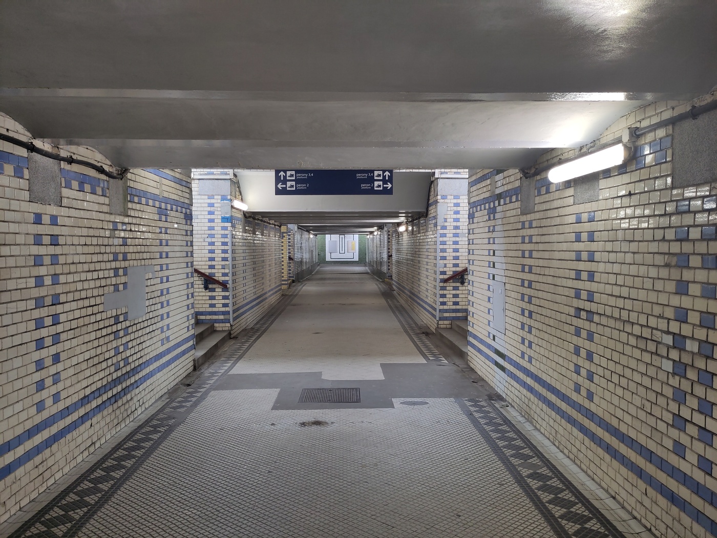 Tunel dla pieszych na stacji
Piła Główna, nie ma ludzi, ściany wyłożone są białymi i niebieskimi szliwionymi
kafelkami