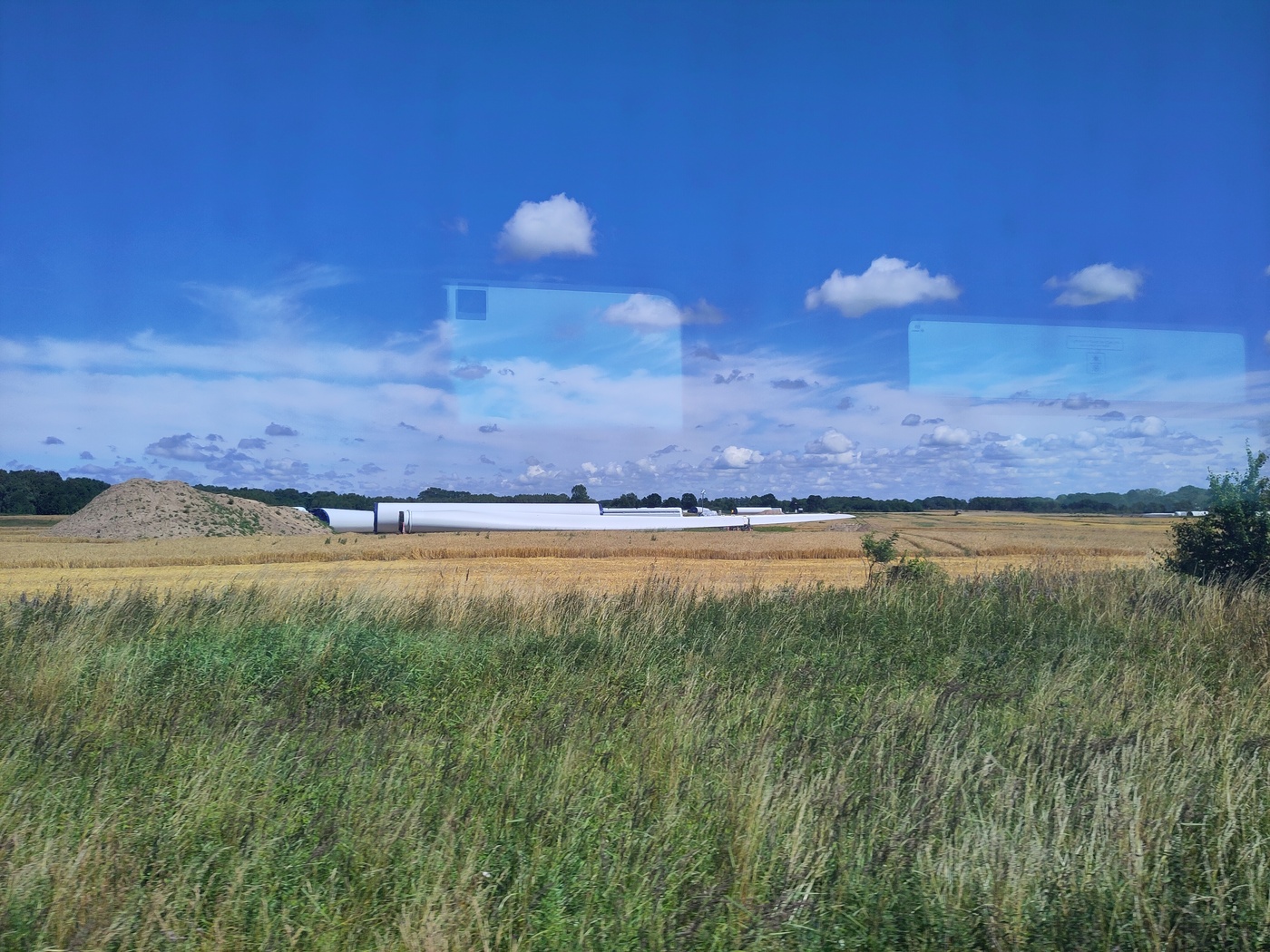 Budowa nowej turbiny
wiatrowej, na polu leżą elementy słupa i łopat.