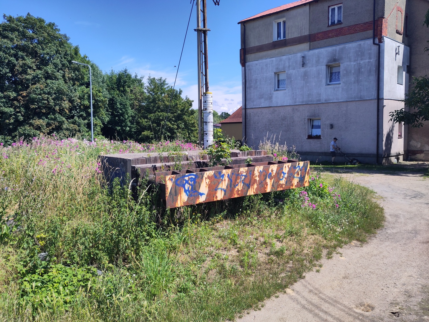 betonowy blok z zardzewiałego zderzakiem do zatrzymywania pociągów. 