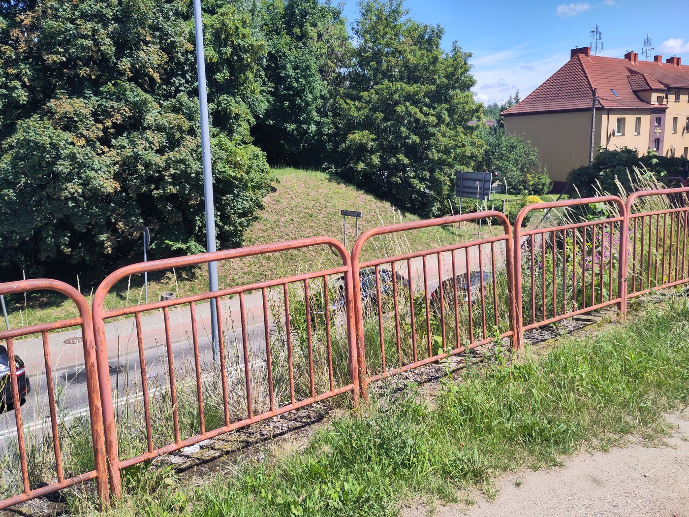 Widok na miejsce po wiadukcie, po drugiej stronie ulicy ziemny nasyp