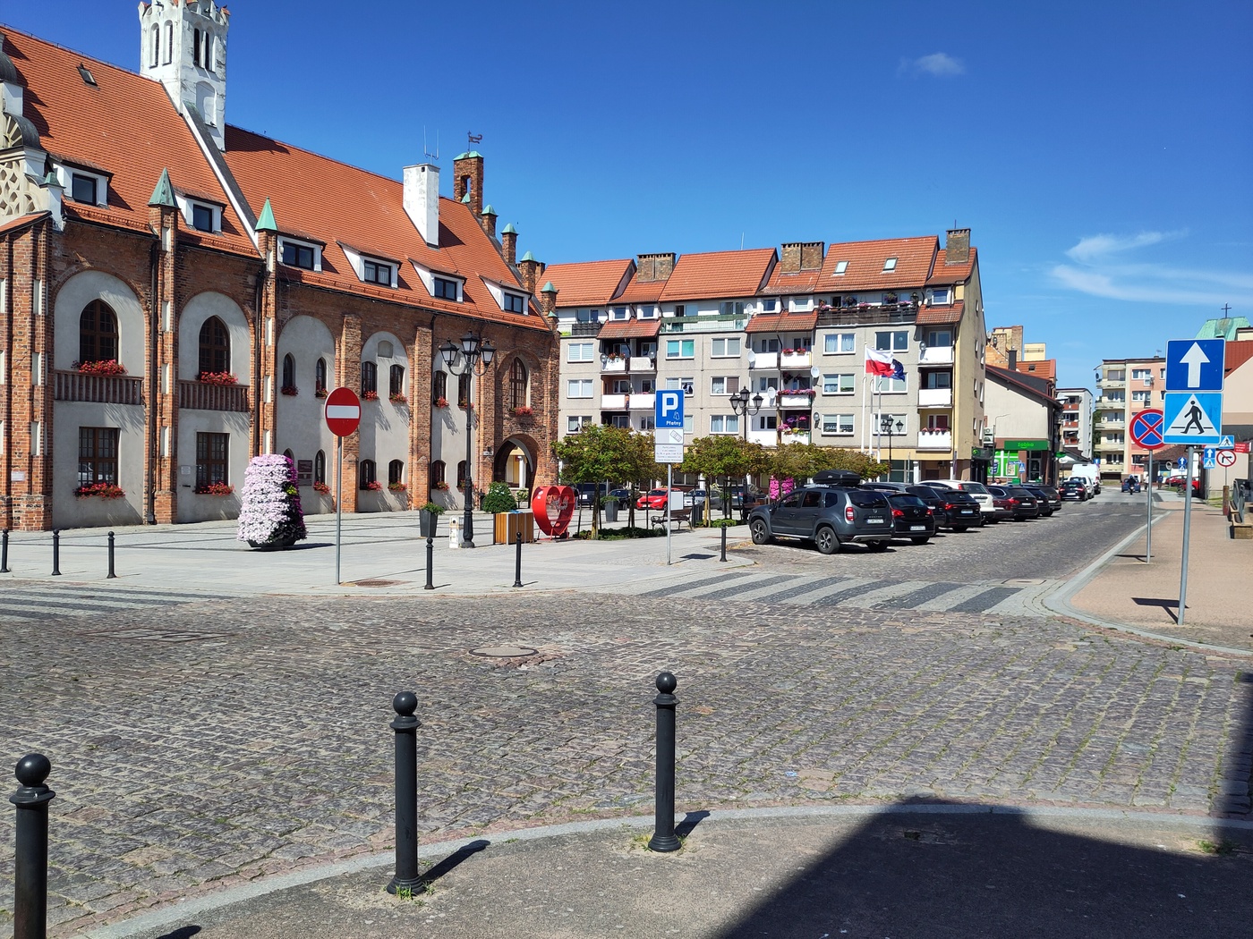 Ratusz miejski i Rynek, otoczony blokami