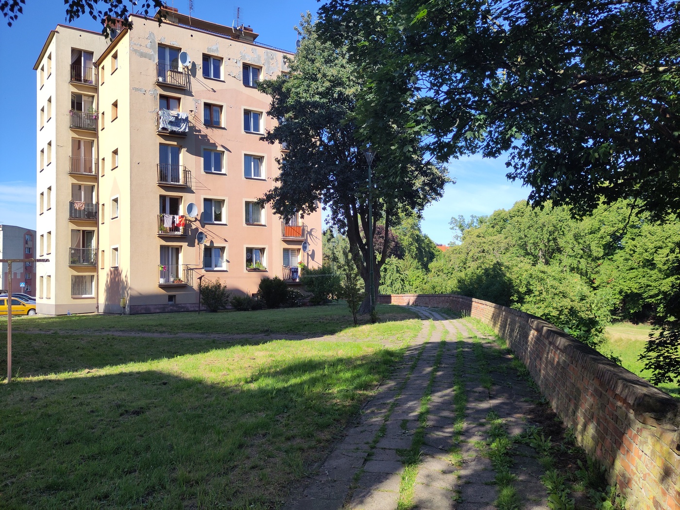 Niewielki blok położony zaraz przy murze oporowym fosy miejskiej
