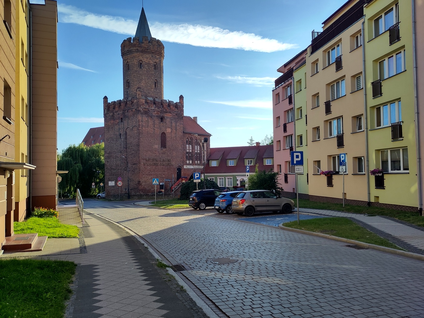 Średniowieczna baszta, również wśród bloków.